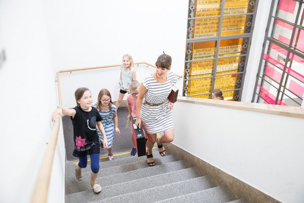 Begeistertes Publikum bei: "SCHÄXPIR zu Gast in der Oö. Landesbibliothek." Im Rahmen von SCHÄXPIR haben Audrey Dero und Christine Verheyden (Kopergietery) mit dem Stück LOST das junge Publikum in die magische Welt der Bücher entführt.