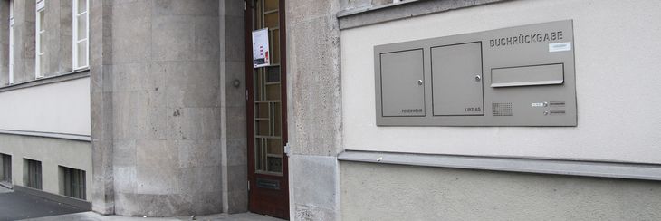 Bücher­klappe rechts vor dem Haupteingang der Landesbibliothek