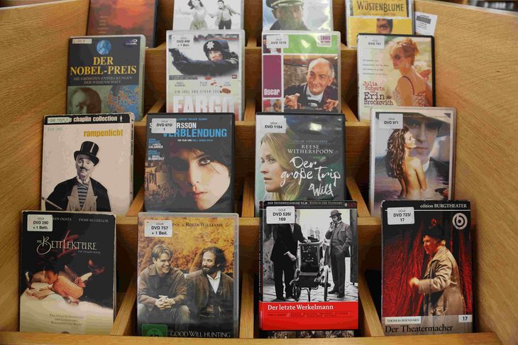 Regal auf dem DVDs stehen