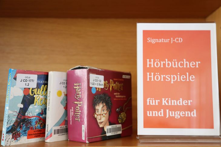 Regal auf dem Hörbücher für Kinder stehen