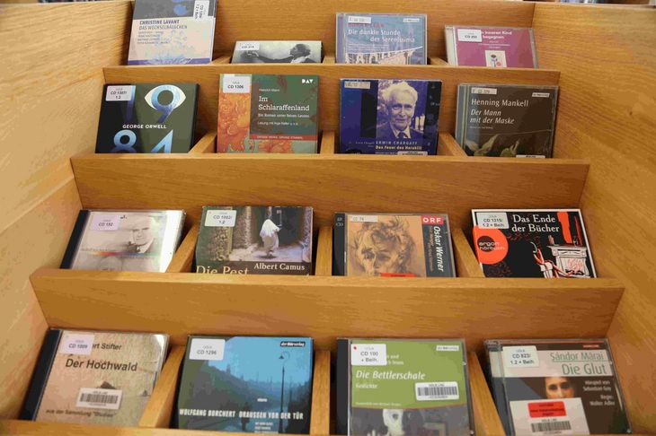 Regal auf dem Hörbücher stehen