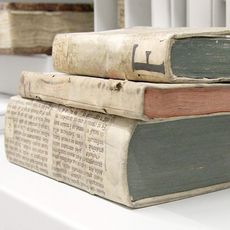 Drei alte Bücher in der Schatzkammer