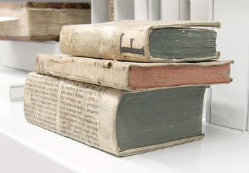 Drei alte Bücher in der Schatzkammer