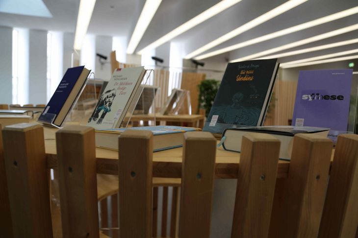 Tisch auf dem Bücher stehen