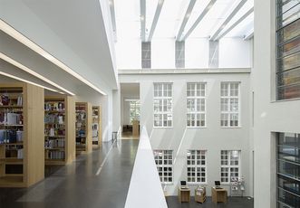 Blick in den Innenraum der Oö. Landesbibliothek 