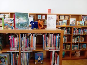 Bücherregale mit Kinderbüchern.