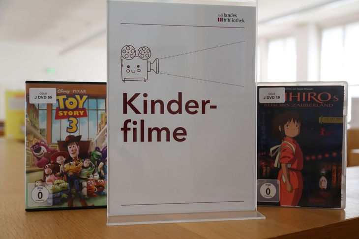 Regal mit Kinderfilmen
