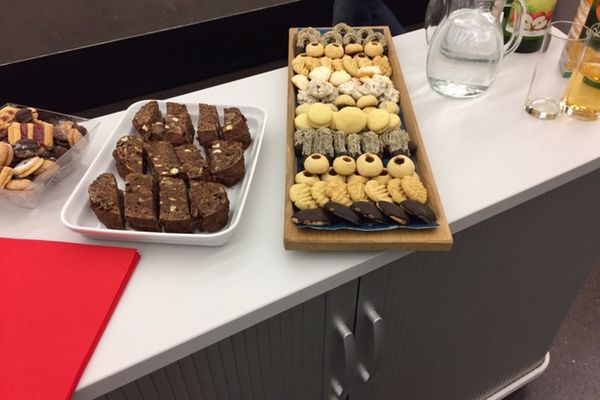 Vorweihnachtliche Stimmung in der Oö. Landesbibliothek: Mitarbeiterinnen und Mitarbeiter mit ihren Angehörigen schmücken den Weihnachtsbaum für unsere Leserinnen und Leser.