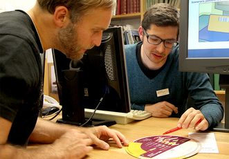 Ein Mitarbeiter informiert einen Leser