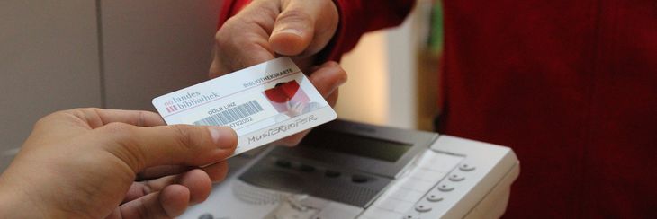 Übergabe einer Bibliothekskarte