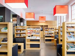 Raum mit Bücherregalen und gemütlichen Sesseln