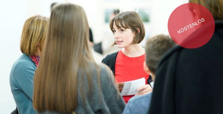 Vortragende, um sie herum vier Zuhörer.