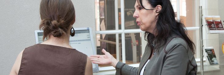 Eine Mitarbeiterin berät eine Kundin 