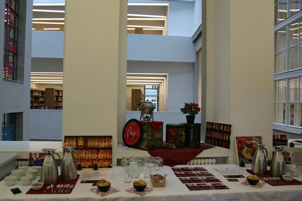 Buchpräsentation "Wir blättern für Sie um - Augsburger Handschriften in Linz" präsentiert von Regina Cermann