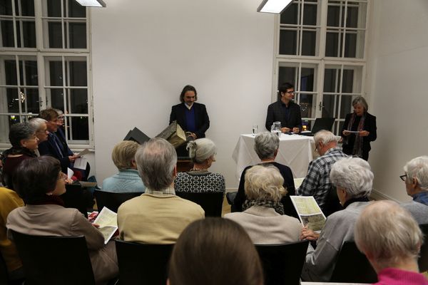 Buchpräsentation "Wir blättern für Sie um" - Das Graduale des Erhard Cholb: Ein Wiener Prachtband für den Chorgesang - präsenterit von Armand Tif