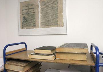 Zeitungsbände auf einem Rollwagen