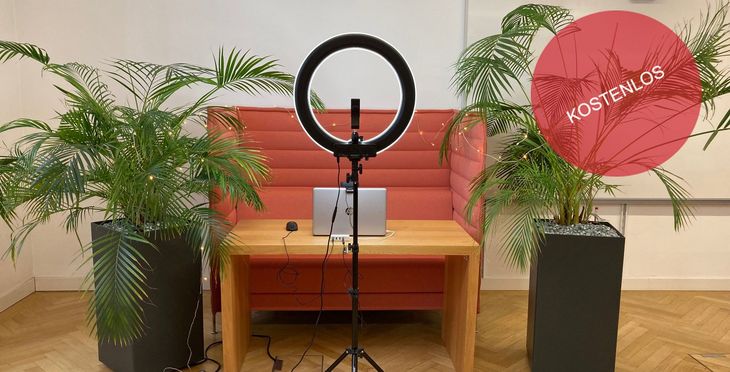 Beleuchtungsring vor einem Tisch mit Laptop, dahinter eine Couch.