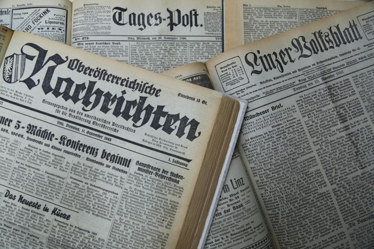 Titelblätter von drei Zeitungen